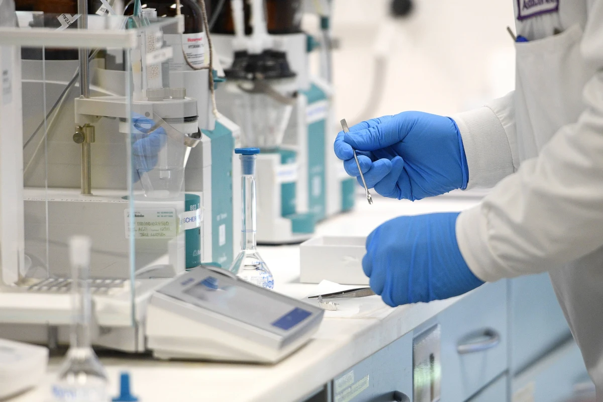 Wielka Brytania zatwierdziła szczepionkę przeciwko Covid-19 opracowaną przez koncern AstraZeneca i Uniwersytet Oksfordzki. Jest pierwszym krajem świata, który podjął taką decyzję.