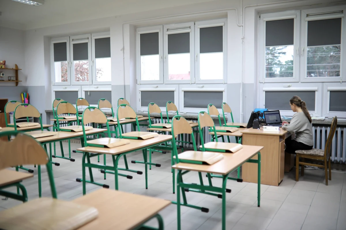 Po 17 stycznia szkoły mogą zostać częściowo otwarte. Możliwe jest także ponowne otwarcie stoków narciarskich i hoteli. Zamknięte mają natomiast pozostać siłownie i restauracje. Tak w tej chwili wygląda plan rządu na to, co ma się wydarzyć po feriach - dowiedział się nieoficjalnie dziennikarz RMF FM Krzysztof Berenda.