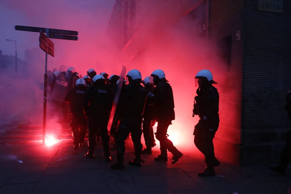 21 postępowań wyjaśniających wszczęła komenda stołeczna wobec swoich policjantów zabezpieczających demonstracje w Warszawie po 22 października. Chodzi o weryfikacje, czy podczas tych zabezpieczeń doszło do złamania prawa przez funkcjonariuszy. 