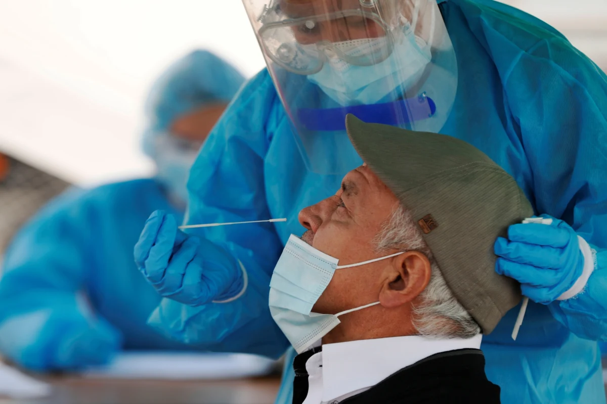 Od 11 do 15 stycznia przeprowadzona zostanie operacja testowania na obecność koronawirusa nauczycieli klas 1-3 szkół podstawowych - zapowiedział rzecznik Ministerstwa Zdrowia Wojciech Andrusiewicz. Dodał, że do testów zgłosiło się już blisko 200 tysięcy nauczycieli nauczania początkowego. Andrusiewicz potwierdził również nieoficjalne ustalenia dziennikarza RMF FM Krzysztofa Berendy o tym, że rząd chce, by po feriach najmłodsi uczniowie wrócili do szkół.