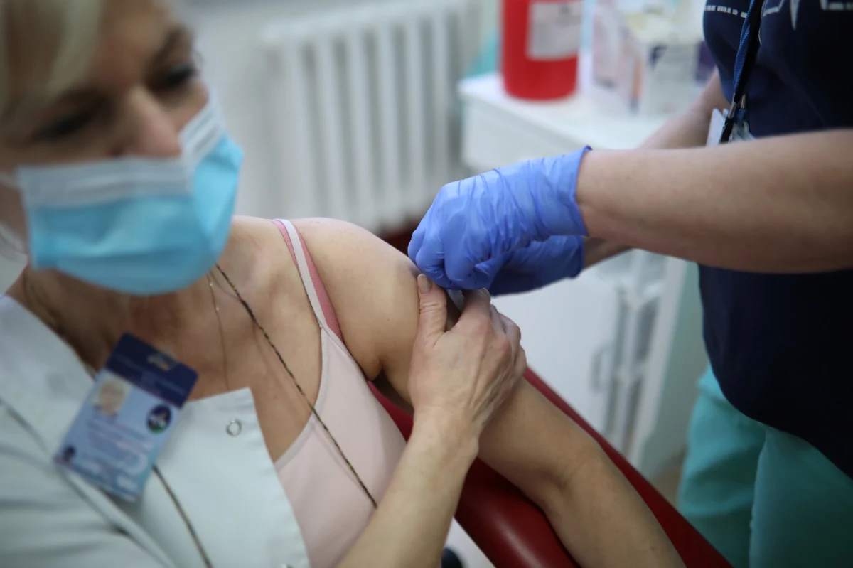 Chcemy przygotować fundusz, który zwiększy skłonność do szczepienia się przeciwko Covid-19, jednocześnie da pewność, że w przypadku jakichkolwiek powikłań będzie wsparcie państwa polskiego - mówił premier Mateusz Morawiecki.