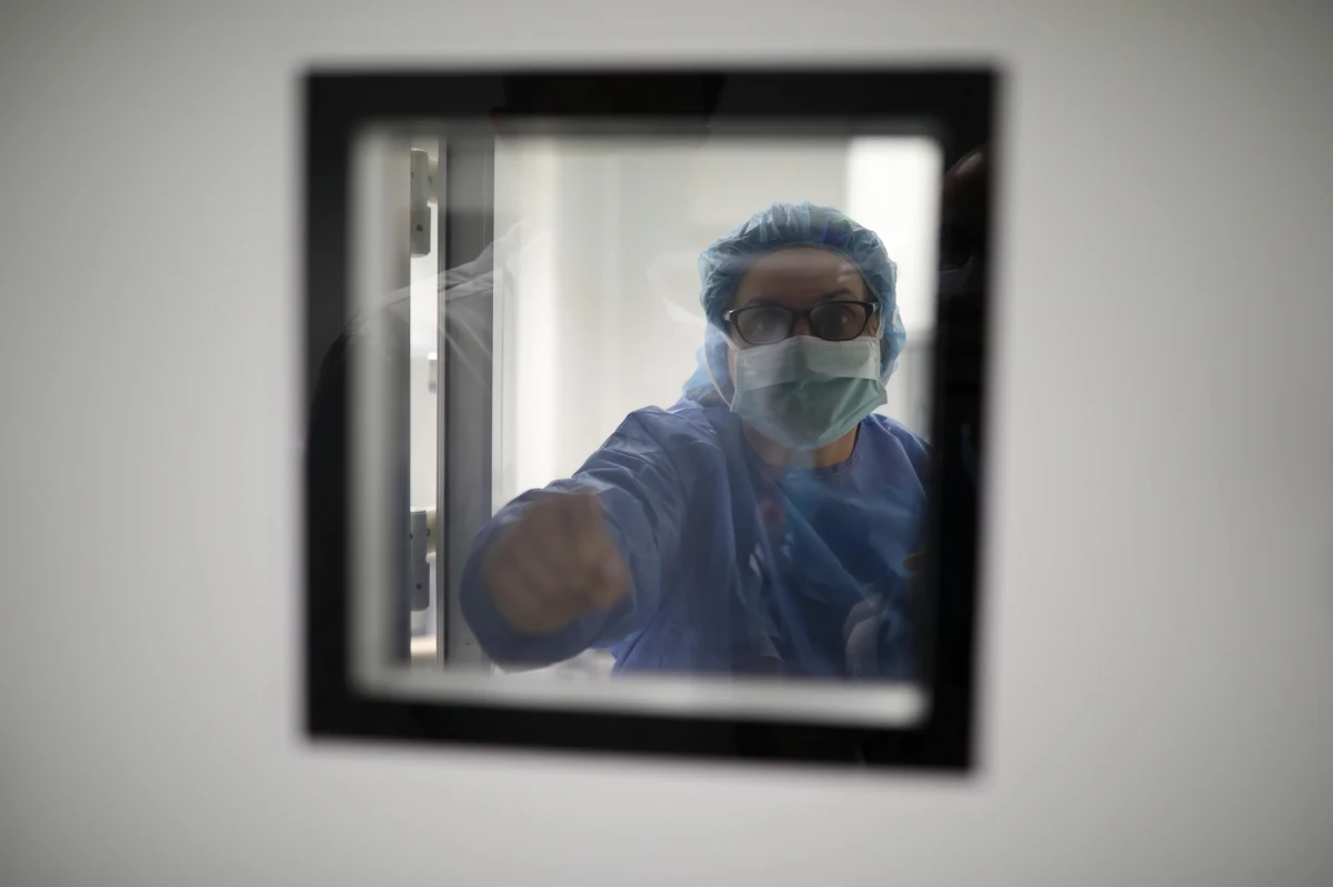 Najnowszy wysoki bilans zgonów z powodu Covid-19 wskazuje, że najprawdopodobniej chorzy zbyt późno zgłaszają się do lekarza - ocenia wirusolog prof. Włodzimierz Gut. Z kolei zdaniem dra Michała Sutkowskiego, podana dzisiaj przez resort zdrowia liczba 565 nowych przypadków śmiertelnych "jest kumulacją z przynajmniej kilku dni". "Jest jakiś problem z raportowaniem" - ocenił lekarz, dodając, że "jeżeli istnieje pewne przesunięcie w raportach, lepiej byłoby podawać - obok tej liczby dziennej - średnią z tygodnia".