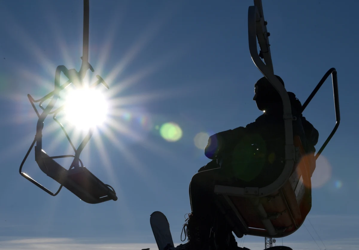 Premier Mateusz Morawiecki zapowiada nowy program ratunkowy dla miejscowości turystycznych. Ma być kierowany nie do konkretnych branż, a do wskazanych powiatów, zwłaszcza na południu Polski. Jak zapowiedział Morawiecki MRPiT oraz PFR przygotowują tzw. tarczę regionalną.