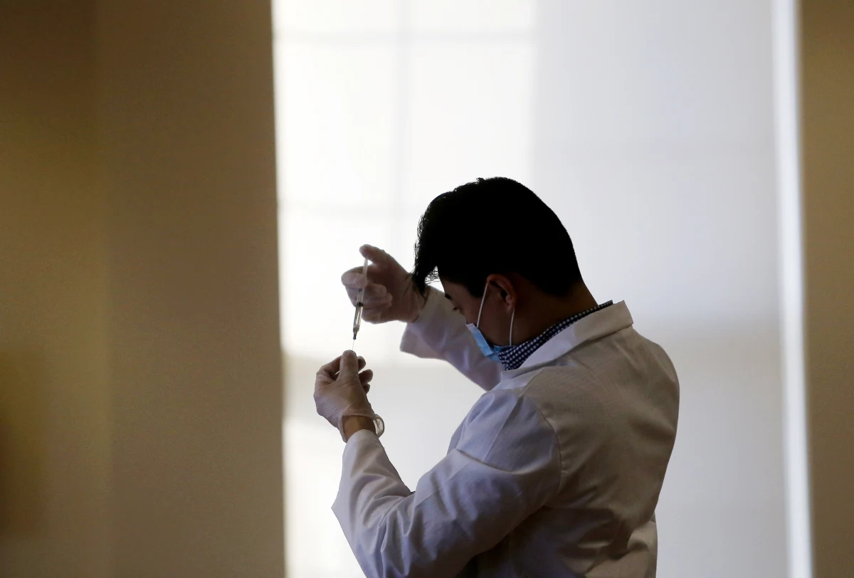 Szczepionka przeciw Covid-19, opracowana przez jednostkę chińskiej państwowej grupy farmaceutycznej Sinopharm, wykazała skuteczność na poziomie 79,34 proc. w ochronie przed chorobą – ogłosił w środę producent na podstawie wstępnej analizy wyników badań.