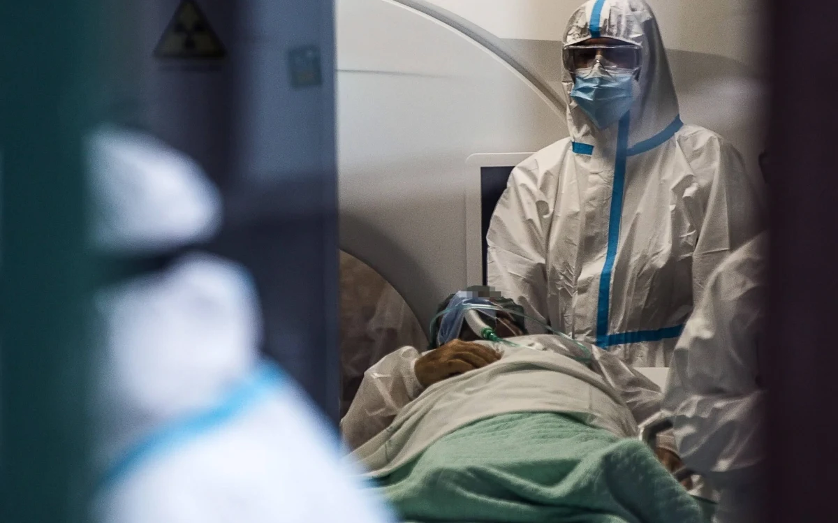 Mike i Carol Bruno z Chicago, którzy byli małżeństwem przez 59 lat, zmarli na Covid-19 w odstępie 10 dni. Jak mówi ich syn Joseph, życie odebrało im jedno strzyżenie włosów w domu. Ma nadzieję, że ich historia posłuży jako ostrzeżenie dla innych - podało CNN. 