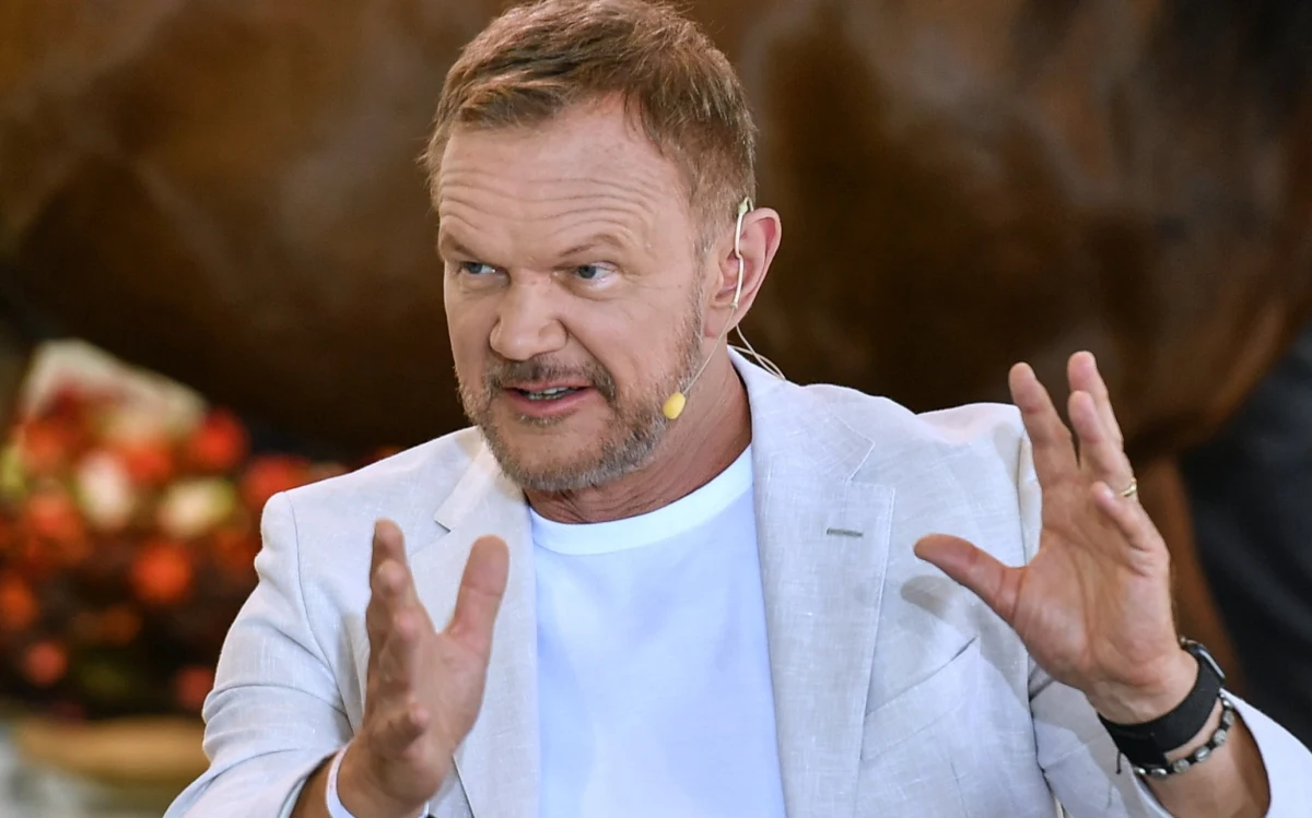 Aktor Cezary Pazura został ambasadorem kampanii #SzczepimySię. Na początku stycznia, w spotach radiowych Pazura będzie zachęcał Polaków do szczepień przeciw Covid-19 - poinformowało w środę Centrum Informacyjne Rządu.