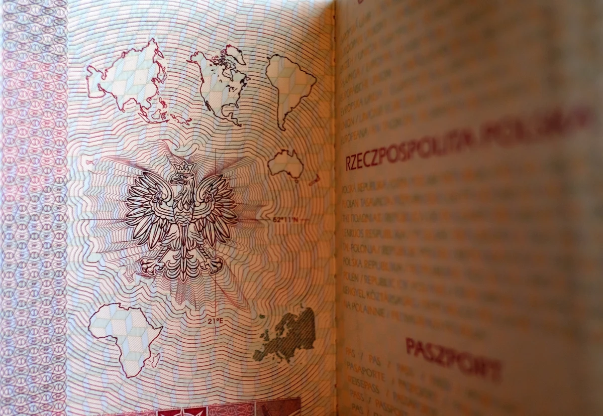 "Lecąc do Wielkiej Brytanii po 1 stycznia 2021 roku najlepiej mieć przy sobie dwa dokumenty: dowód osobisty i ważny paszport" - radzi rzecznik Lotnika Chopina Piotr Rudzki. W związku z brexitem będą też ograniczenia w limicie towarów jakie będzie można wwieźć i wywieźć z Wysp.