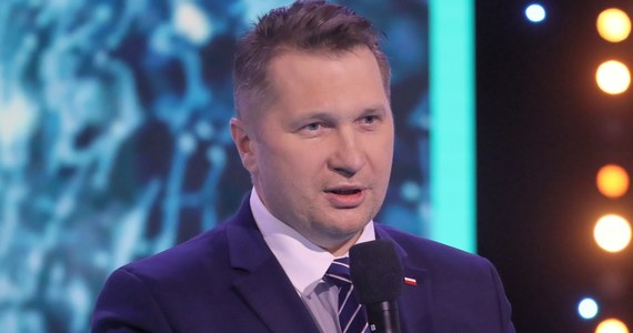 ​Szczepienia są dzisiaj naszą jedyną szansą na szybki powrót do normalności - powiedział minister edukacji i nauki Przemysław Czarnek. "Jesteśmy przekonani, że zdecydowana większość nauczyciel będzie chciała się poddać szczepieniom przeciwko Covid-19" - ocenił.