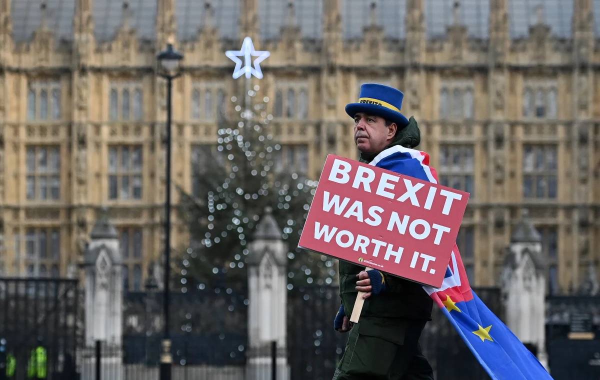 Brytyjska królowa Elżbieta II zaaprobowała ustawę o przyszłych relacjach z Unią Europejską, która wprowadza do brytyjskiego prawa postanowienia uzgodnionej umowy handlowej z UE. Tym samym umowa nabrała mocy.