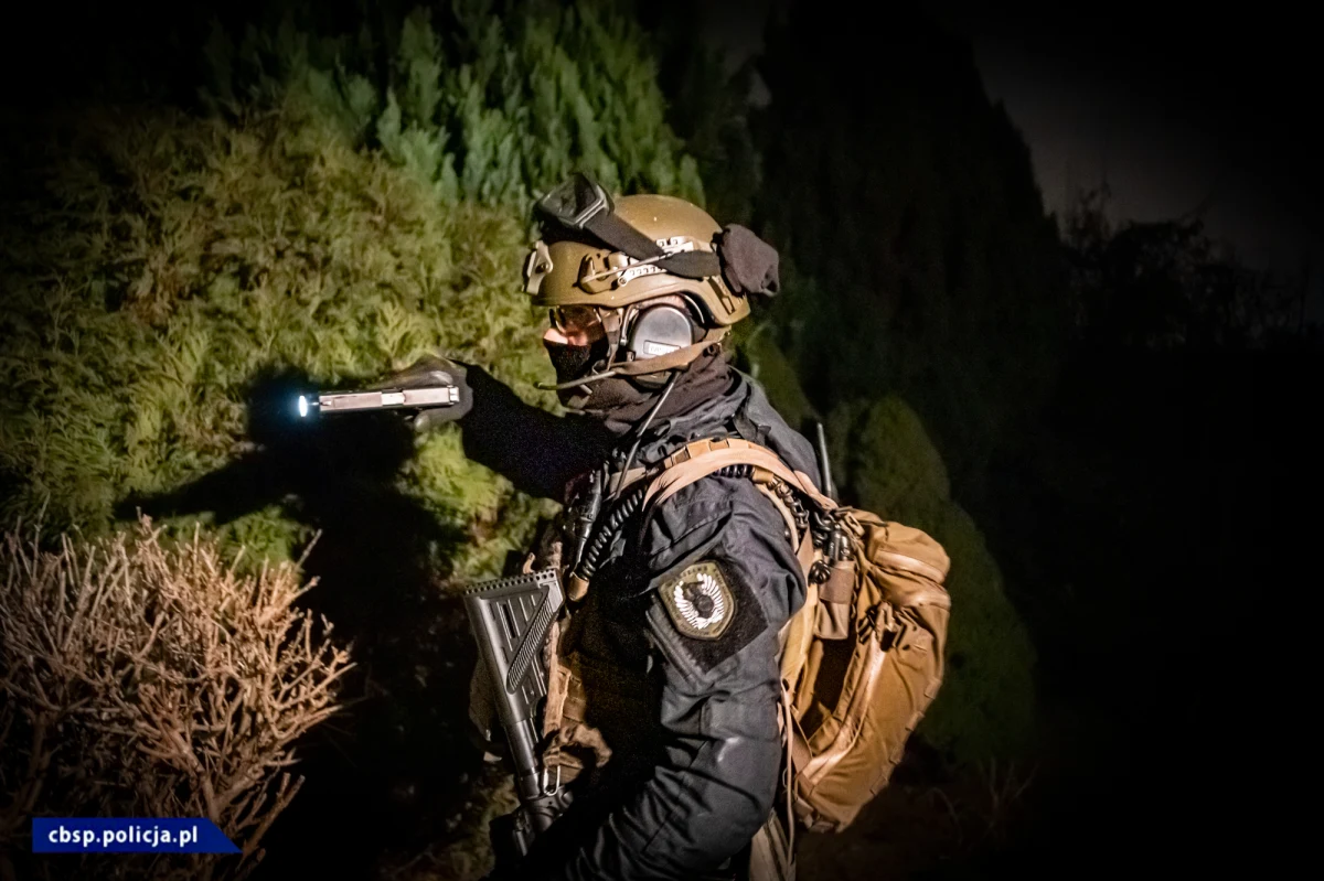 Zorganizowaną grupę przestępczą o charakterze zbrojnym zatrzymali funkcjonariusze z Centralnego Biura Śledczego Policji wspierani między innymi przez komendę stołeczną. Grupa między innymi rozprowadzała narkotyki na Mazowszu. Zatrzymano 24 osoby. 