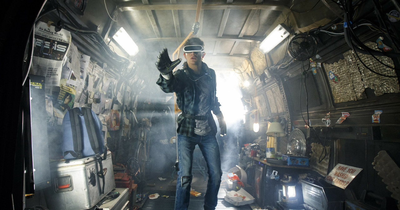 Studio Warner Bros. szykuje się do ekranizacji książki Ernesta Cline’a "Ready Player Two", która miesiąc temu miała swoją premierę. To kontynuacja powieści "Ready Player One", którą przeniósł na duży ekran Steven Spielberg. Decyzja o rozpoczęciu prac nad kontynuacją filmu "Player One" była właściwie formalnością zważywszy na świetne wyniki finansowe filmu Spielberga. Zarobił on w kinach prawie 600 milionów dolarów.