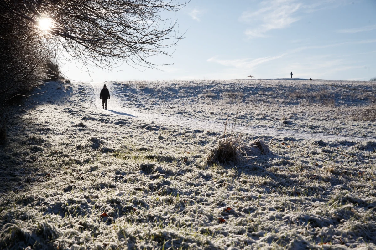 Instytut Meteorologii i Gospodarki Wodnej wydał ostrzeżenia pierwszego stopnia przed oblodzeniem i gęstą mgłą od północy do południa w centralnej Polsce. Alerty dotyczą dziesięciu województw.