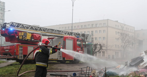 Trwa akcja dogaszania pożaru mieszkania przy ul. Drewnowskiej w Łodzi. Ogień pojawił się tam przed godz. 8:00. Ewakuowano 12 osób, w tym troje dzieci.