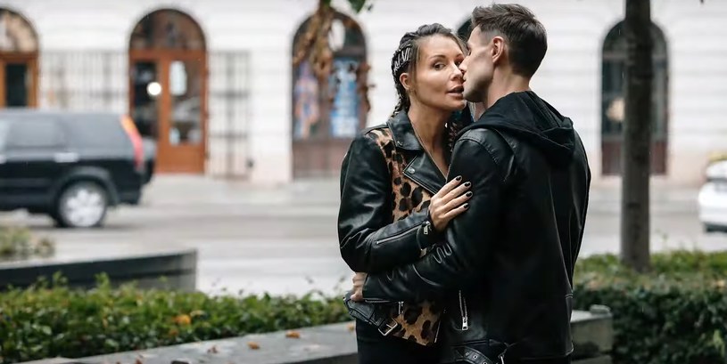 "Miłość, seks & pandemia" to tytuł nowego filmu Patryka Vegi. Reżyser podzielił się właśnie zwiastunem swej nowej produkcji, w której zobaczymy na ekranie Małgorzatę Rozenek-Majdan, Annę Muchę oraz Zofię Zborowską.