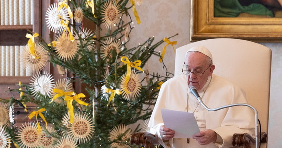 ​Papież Franciszek nie odprawi w sylwestra nieszporów w bazylice Świętego Piotra i mszy w Nowy Rok z powodu bolesnej rwy kulszowej. Takie informacje podał dyrektor biura prasowego Stolicy Apostolskiej Matteo Bruni.