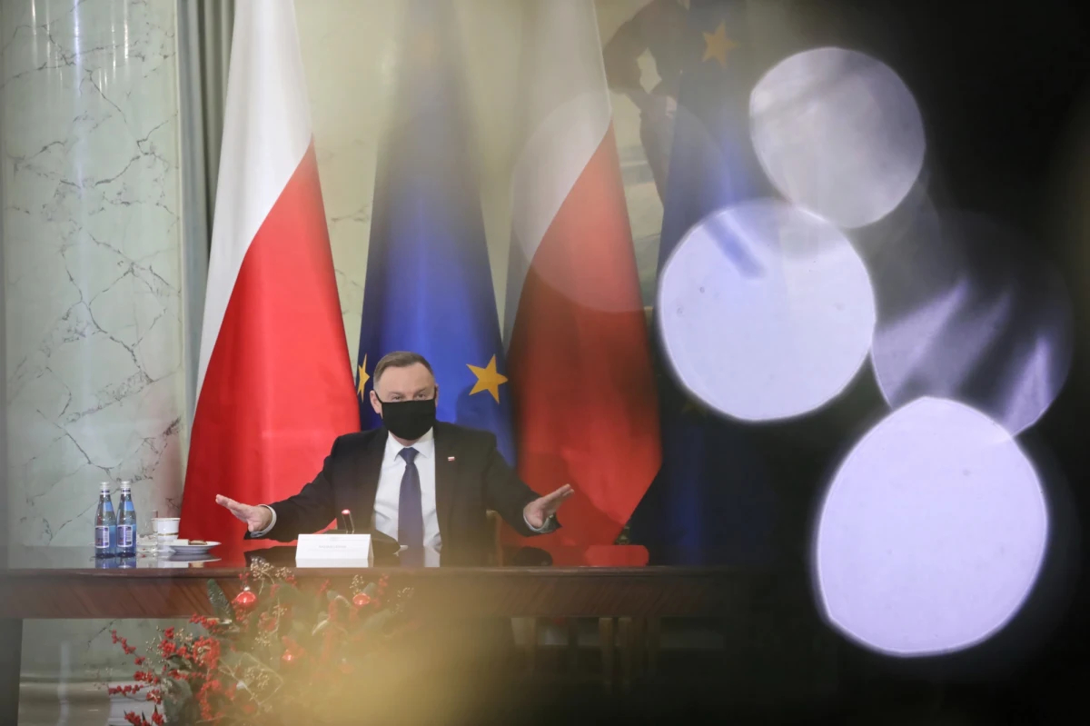 "My, Polacy, wykazaliśmy się olbrzymią determinacją i poświęceniem w walce z pandemią koronawirusa. Pokazaliśmy to, co w nas najlepsze: solidarność, życzliwość, gotowość do współpracy, zrozumienie. Serdecznie za to dziękuję" - mówi prezydent Andrzej Duda w orędziu noworocznym.