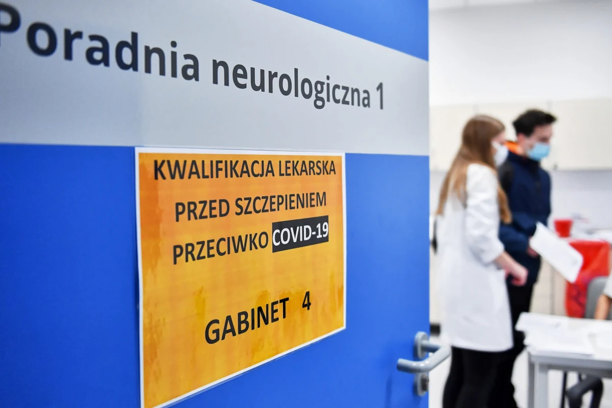 Na zlecenie resortu zdrowia trwa sprawdzanie, dlaczego i na jakiej podstawie doszło do zaszczepienia osób spoza grupy zero, czyli takich które nie są pracownikami ochrony zdrowia. Kontrolę zlecił Adam Niedzielski po tym, jak o zaszczepieniu przeciw Covid-19 poinformowali na Twitterze między innymi były premier Leszek Miller czy aktorka Krystyna Janda. 