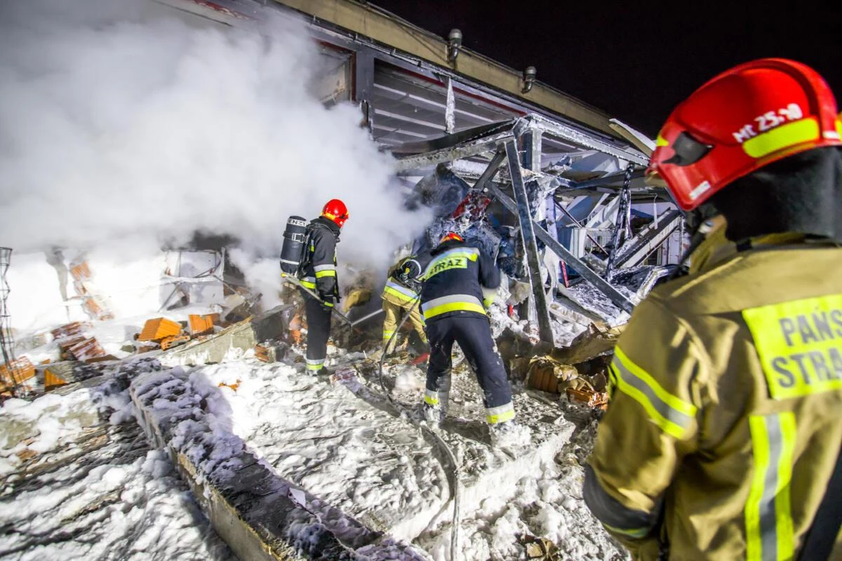 Nawet kilkadziesiąt milionów złotych mogą wynieść straty po środowym wybuchu w hali jednego z zakładów w Kędzierzynie-Koźlu na Opolszczyźnie. Takie są wstępnie szacunki strażaków. Po eksplozji ranne zostały tam dwie osoby. Po wielogodzinnej akcji pod gruzami nikogo nie znaleziono. Na miejscu było ponad 30 strażackich wozów.