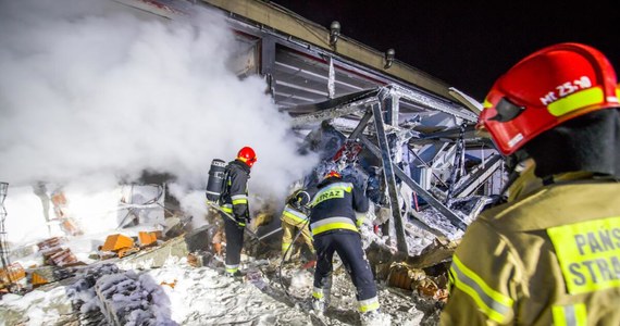 Nawet kilkadziesiąt milionów złotych mogą wynieść straty po środowym wybuchu w hali jednego z zakładów w Kędzierzynie-Koźlu na Opolszczyźnie. Takie są wstępnie szacunki strażaków. Po eksplozji ranne zostały tam dwie osoby. Po wielogodzinnej akcji pod gruzami nikogo nie znaleziono. Na miejscu było ponad 30 strażackich wozów.