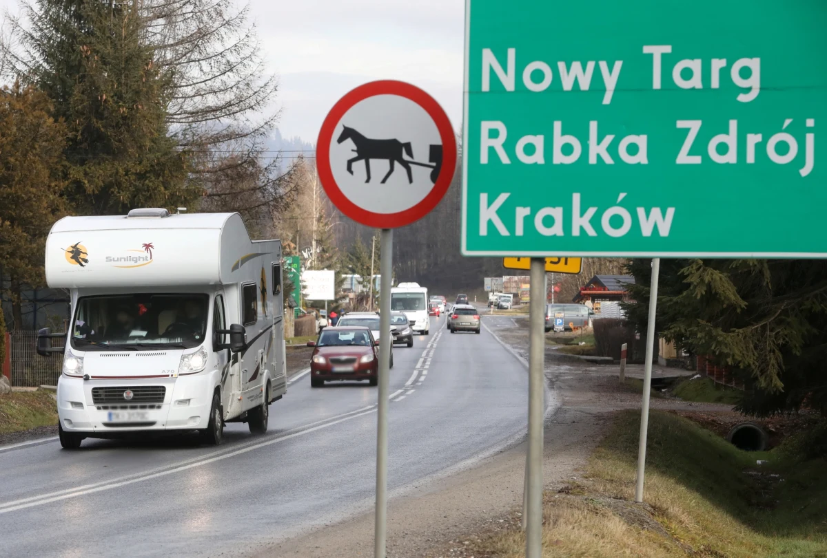 Mimo obaw sylwestrowa noc pod Tatrami minęła dość spokojnie. "Przeprowadziliśmy tylko kilkanaście interwencji dotyczących głównie zakłócenia ciszy nocnej, spożywania alkoholu w miejscu publicznym, grupowania się i braku maseczki" - informują zakopiańscy policjanci. Mieli oni za to masę interwencji związanych z nielegalnym wynajmowaniem kwater. 