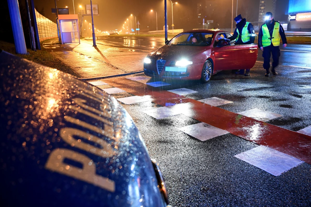 Do północy w sylwestra policjanci w całym kraju przeprowadzili 18 tys. interwencji. Doszło do 50 wypadków, w których zginęły trzy osoby. Funkcjonariusze przyłapali 158 kierowców na tak zwanym podwójnym gazie. 