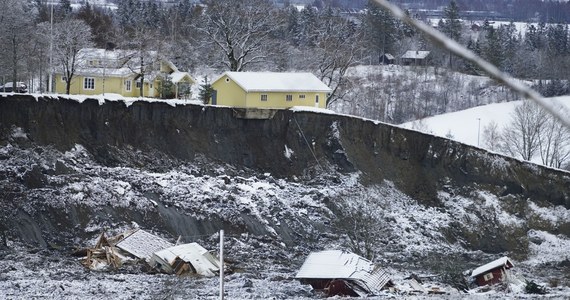 Ponad dwie doby od osunięcia się ziemi w miejscowości Ask w Norwegii policja poinformowała o znalezieniu ciała jednej z ofiar. 9 osób uznaje się nadal za zaginione. W piątek po raz pierwszy zezwolono, by ratownicy zaczęli przeszukiwać zniszczone budynki. Do tej pory z powodu zagrożenia kolejnymi osunięciami, teren ten był patrolowany z powierza..