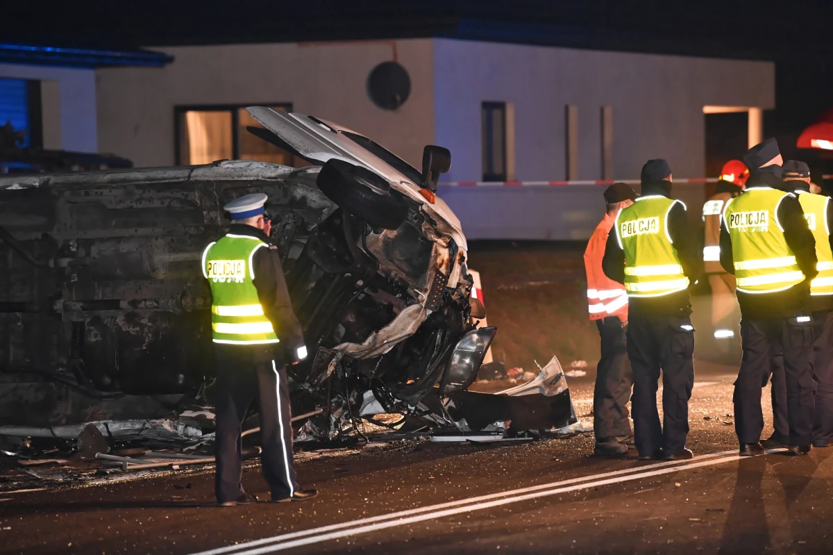 Prokuratura prowadzi śledztwo w sprawie tragicznego wypadku, do którego doszło w czwartek w okolicy Szydłowca (Mazowieckie). W wyniku zderzenia pasażerskiego busa z pojazdem dostawczym Poczty Polskiej zginęły dwie osoby, a dziewięć zostało rannych.