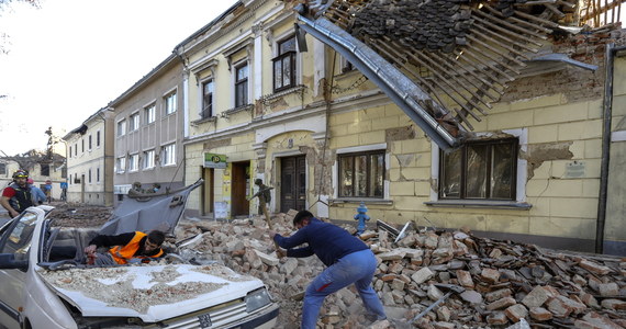 Polscy żołnierze polecieli do Chorwacji. Mają dostarczyć wojskowe namioty mieszkaniowe dla kilkuset osób, które straciły swoje domy w wyniku trzęsienia ziemi. We wtorek zginęło tam 7 osób, a kilkadziesiąt zostało rannych.