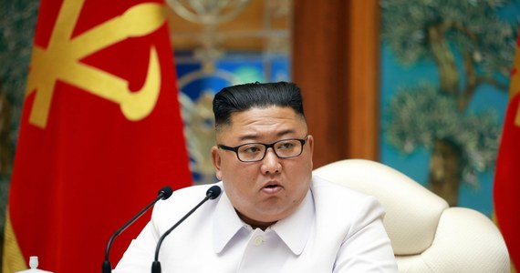 Przywódca Korei Północnej Kim Dzong Un podziękował społeczeństwu za zaufanie i wsparcie "w trudnych czasach" i życzył całemu społeczeństwu szczęścia oraz zdrowia - pisze oficjalna agencja północnokoreańska KCNA. Według niej życzenia zostały wysłane na kartkach do wszystkich obywateli kraju.
