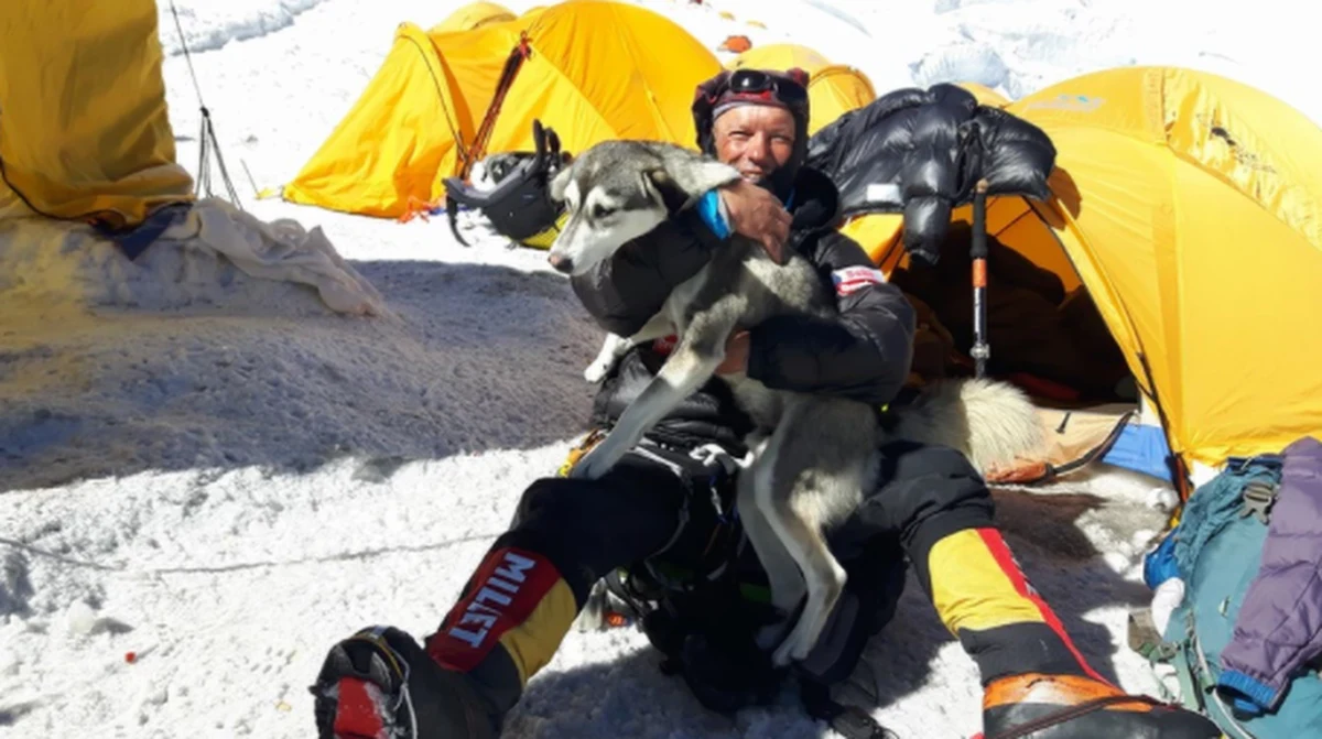 Waldemar Kowalewski, jeden z uczestników międzynarodowej wyprawy, której celem jest wejście na K2 (8611 m) w Karakorum, zostanie ewakuowany z bazy śmigłowcem. Taką informację przekazał jego brat Michał. Jeden z uczestników wyprawy przekazał, że Polak zachorował. Nie podał jednak żadnych szczegółów. K2 w Karakorum to drugi pod względem wysokości szczyt świata, na którym zimą nie stanął człowiek.