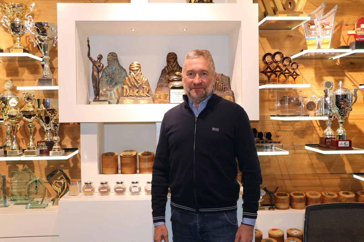 Rafał Sonik na starcie Rajdu Dakara meldował się nieprzerwanie od 2009 roku. Tym razem z powodu pandemii doświadczony quadowiec zrezygnował ze startu w najtrudniejszym rajdzie świata. Dakar po raz drugi w historii odbędzie się w Arabii Saudyjskiej. "Arabia to świetne miejsce dla Dakaru, czego doświadczyłem w styczniu ubiegłego roku. Było fantastycznie. To niezwykły kraj i niezwykle piękny. Fenomenalna pustynia i właściwie można by się było tam ścigać bez końca – mówił Rafał Sonik, z którym o trudach Dakaru i atmosferze w Arabii Saudyjskiej, ale także o faworytach rozmawiał Wojciech Marczyk z redakcji sportowej RMF FM. 