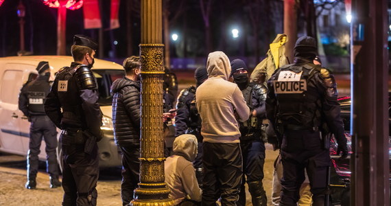 Ponad 2500 osób bawiło się na nielegalnej imprezie rave we Francji. Party zostało zorganizowane w sylwestra, mimo restrykcji wprowadzonych w związku z epidemią koronawirusa. Jak podaje BBC, wielu uczestników rave przyjechało na imprezę z Wielkiej Brytanii i Hiszpanii. Kiedy na miejscu pojawiła się policja, doszło do burd.