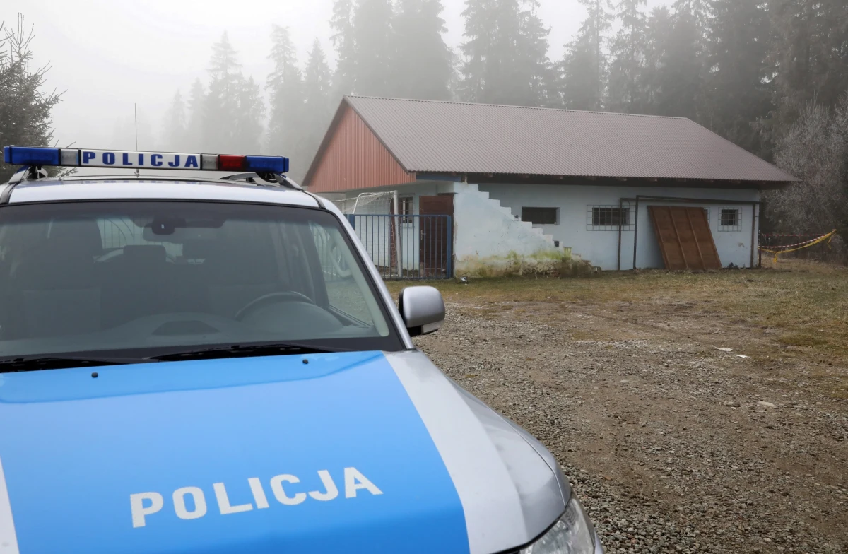 To ojciec jednego z trzech nastolatków, który zginęli w sylwestrową noc we wsi Nowa Biała w Małopolsce, znalazł nieprzytomnych chłopców w szatni miejscowego klubu sportowego. Okoliczności tragedii wyjaśniają pod nadzorem prokuratury policjanci. Wiadomo, że na sylwestrowej imprezie w klubowym budynku pojawiło się kilkanaście osób. Funkcjonariusze będą natomiast dopiero ustalać, czy właściciel klubu wiedział o planowanym spotkaniu.