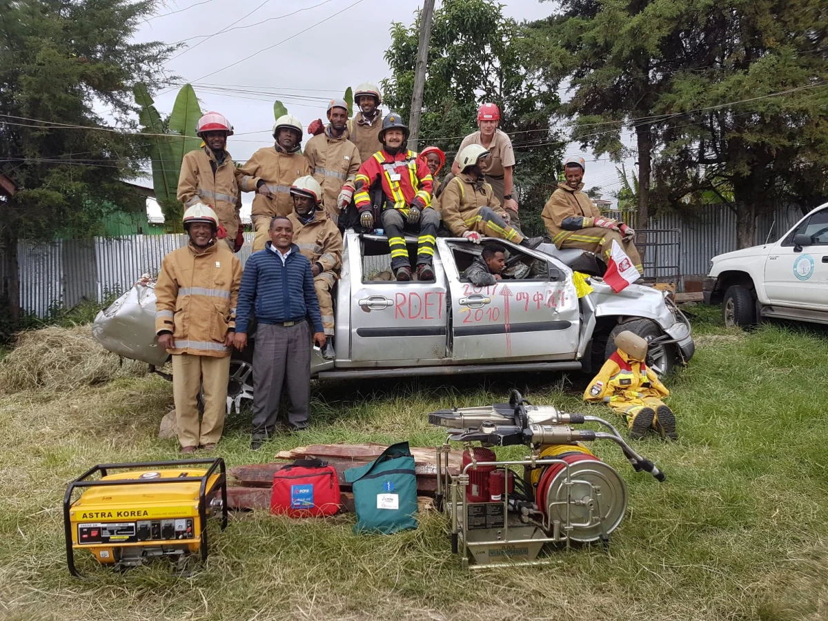 Na swoim koncie ma ponad 50 misji zagranicznych, na których wyszkolił blisko 2 tysiące osób: ratowników i strażaków. Dzięki międzynarodowemu doświadczeniu posługuje się dziesięcioma językami. Kiedy podsumował czas na szkoleniu kandydatów na strażaków, okazało się, że poza domem spędził równo trzy lata. Przemysław Rembielak to strażak z Poznania, który po ponad 20 latach służby w Państwowej Straży Pożarnej postanowił przekazywać swoje doświadczenie tym, którzy chcą ratować ludzi, ale brakuje im podstawowej wiedzy. Struktury straży pożarnej stworzył m.in. w Sudanie Południowym. Zbudował wóz strażacki w Libanie, a obecnie szkoli strażaków w Kenii, gdzie bazując na ich dotychczasowym doświadczeniu buduje prototyp wozu ratowniczo-gaśniczego. 
