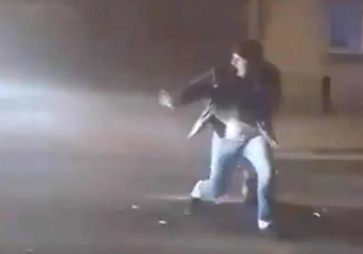 40-letni mężczyzna próbował w sylwestrową noc odpalić fajerwerki na środku ulicy Poznańskiej w Kościanie. Został potrącony przez busa, trafił do szpitala z urazem obojczyka. Nagranie tego wypadku, opublikowane na Twitterze, obiegło internet.