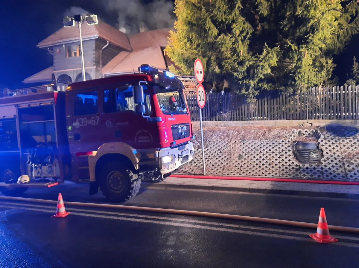 Policjanci z Wisły badają sprawę pożaru domu, do którego doszło w piątek w Istebnej. Przebywało w nim 19 młodych osób. Sprawą zajmie się także sanepid. Dom - mimo obostrzeń związanych z epidemią koronawirusa - został wynajęty.