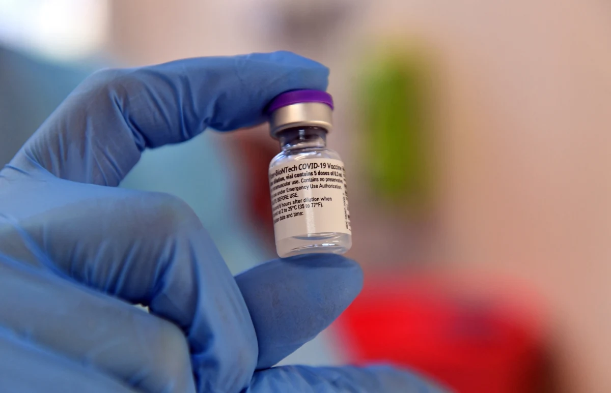 Rektor Warszawskiego Uniwersytetu Medycznego prof. Zbigniew Gaciong powołał specjalną komisję, która ma wyjaśnić sprawę zaszczepienia przeciwko Covid-19 osób spoza grupy pracowników służby zdrowia. Z puli dodatkowych 450 dawek preparat podano m.in. 18 znanym osobom ze świata kultury i sztuki. Rektor WUM zapewnił, że nikt z medyków nie został odesłany z odmową zaszczepienia, a żadna dawka preparatu nie została zmarnowana. 