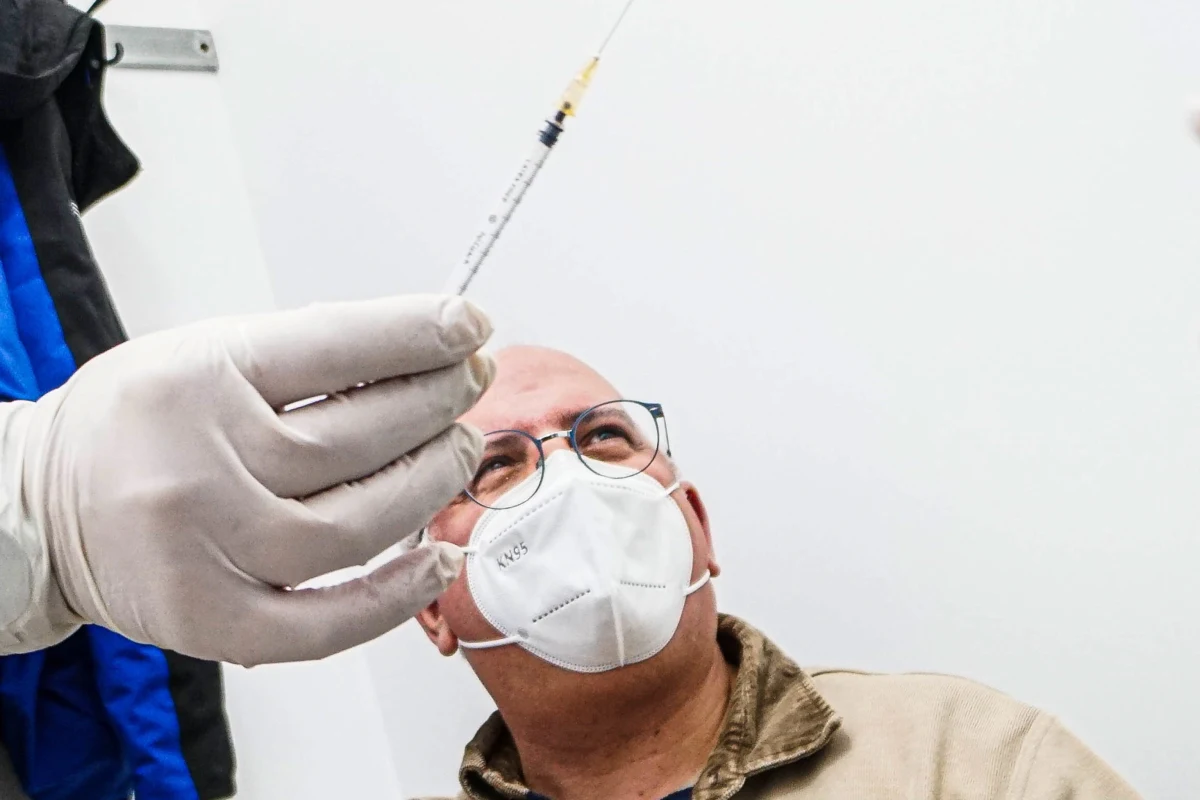 Tempo szczepień przeciwko Covid-19 uzależnione jest na razie od dostaw szczepionki od jednego producenta: konsorcjum Pfizer/BioNTech. Przełom może nastąpić, gdy zatwierdzony zostanie w Unii Europejskiej preparat drugiego producenta. Wtedy – jak mówi RMF FM dr Paweł Grzesiowski, doradca Naczelnej Rady Lekarskiej ds. Covid-19 – można będzie szczepić "bardziej odważnie".