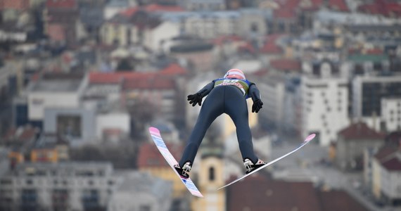 Polscy skoczkowie w komplecie awansowali do jutrzejszego konkursu Turnieju Czterech Skoczni w Innsbrucku. W kwalifikacjach do trzecich zawodów prestiżowego cyklu najlepiej spisał się w naszej ekipie Dawid Kubacki, który uzyskał trzeci wynik. Wygrał Norweg Halvor Egner Granerud, obecny lider klasyfikacji generalnej TCS.