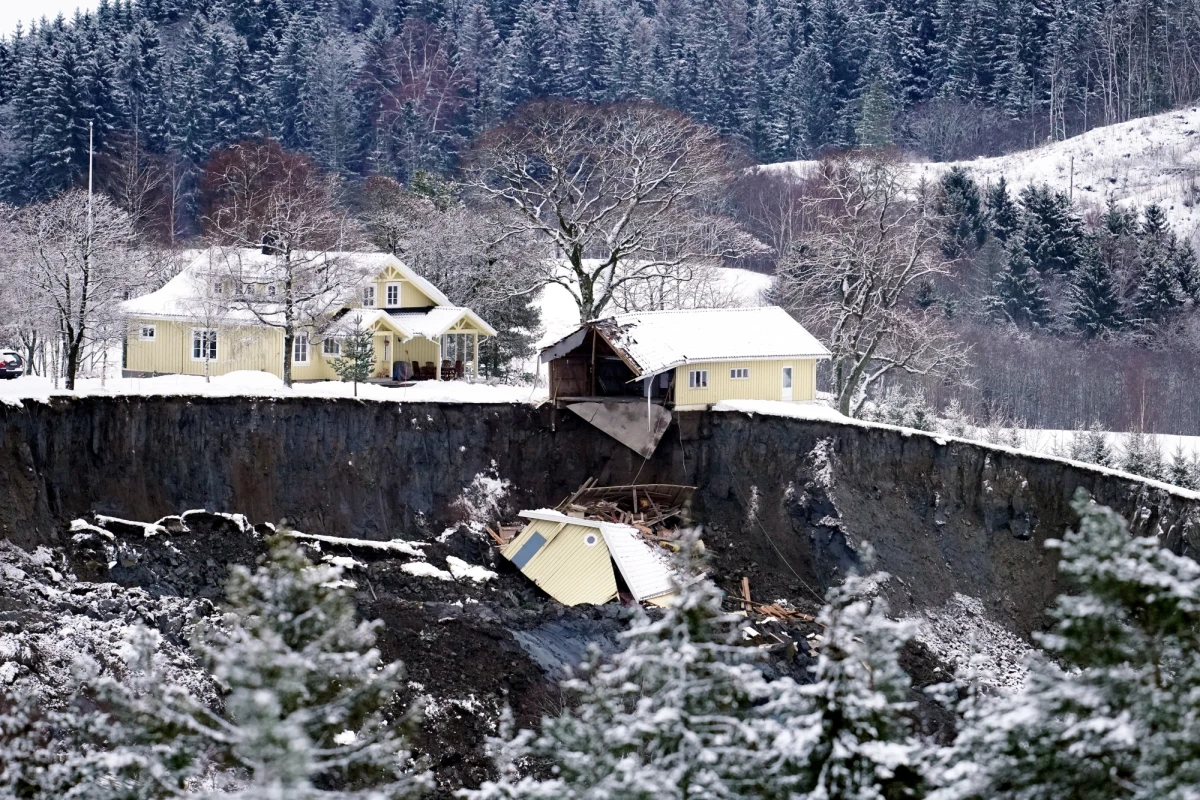 Norweska policja poinformowała w sobotę o znalezieniu z pomocą psów tropiących ciała trzeciej ofiary osunięcia się ziemi w miasteczku Ask w pobliżu Oslo. Trwają wciąż poszukiwania pozostałych siedmiu zaginionych.