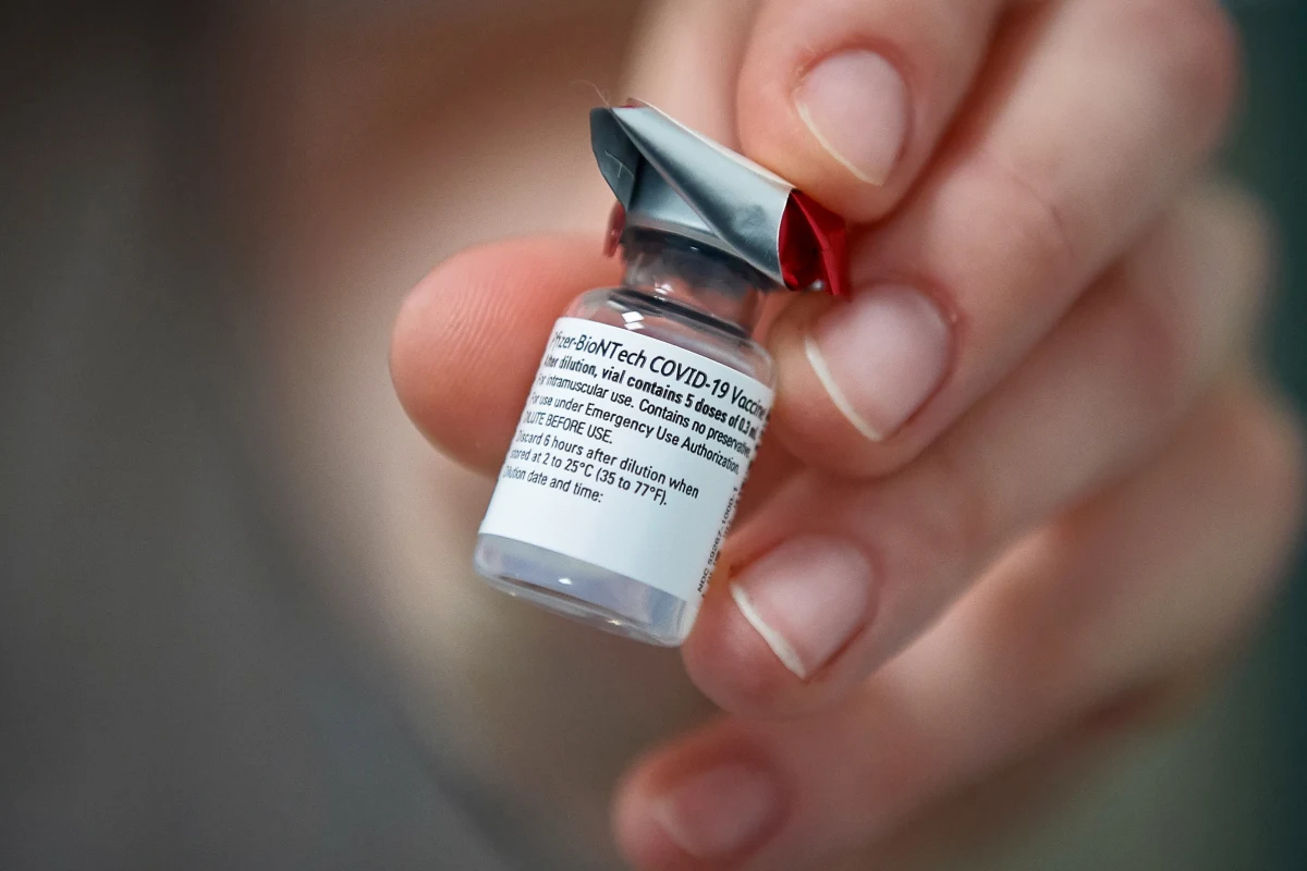 "Nie było żadnej dodatkowej puli dawek szczepionek dla Warszawskiego Uniwersytetu Medycznego, tym bardziej specjalnej puli dla celebrytów” – tak prezes Agencji Rezerw Materiałowych Michał Kuczmierowski skomentował burzę wokół szczepień przeciwko Covid-19 dla osób spoza grupy zero – w tym m.in. aktorów. “Wszystkie szpitale otrzymały tak samo opisane, zdefiniowane przesyłki szczepionki. To były szczepionki dedykowane wyłącznie dla osób z grupy zero" - dodał.