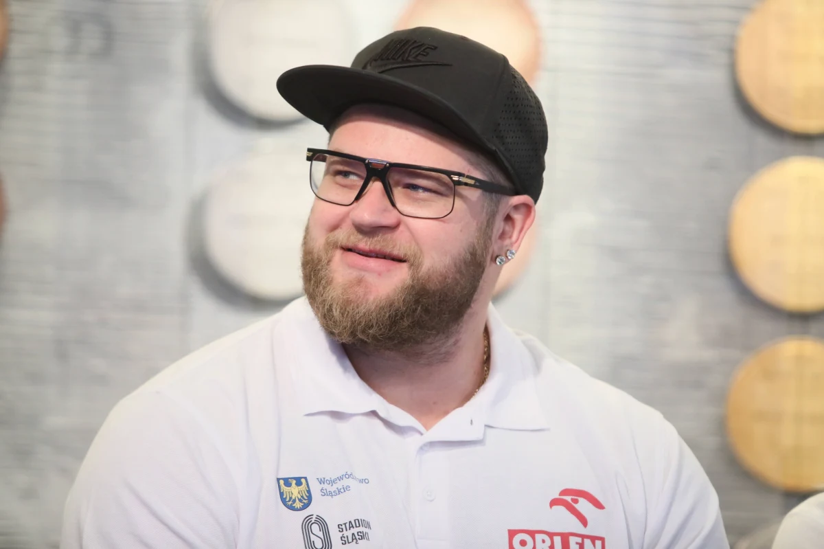 Czterokrotny mistrz świata rusza do walki o olimpijskie złoto. To medal, którego wciąż brakuje w jego bogatej kolekcji Paweł Fajdek chwyta za młot i zapowiada, że będzie rzucał nim daleko już w maju, ale głównym celem są oczywiście Igrzyska Olimpijskie. Aktualny mistrz globu opowiedział w RMF FM o rzucaniu z większej liczby obrotów, o planach na wiosnę i o tym, czy młociarze rzeczywiście stwarzają niebezpieczeństwo na mityngach Diamentowej Ligi. Z Pawłem Fajdkiem rozmawiał Paweł Pawłowski.