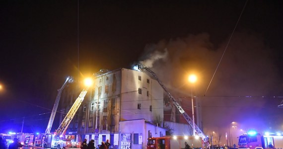 Jedna osoba zginęła w pożarze kamienicy, przy ul. Zgierskiej w Łodzi. W budynku zapaliło się poddasze. 