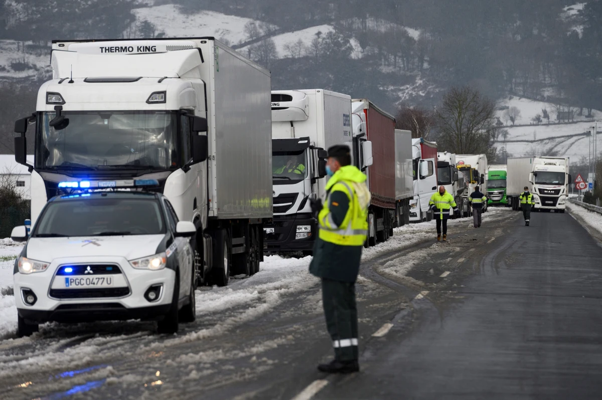 Około 350 osób zostało ewakuowanych z masywu górskiego Guadarrama w okolicach Madrytu z powodu nagłego pogorszenia się pogody. W Asturii, na północy Hiszpanii, służby obrony cywilnej odnalazły ciało kierowcy pługa śnieżnego, który został przywalony przez lawinę.