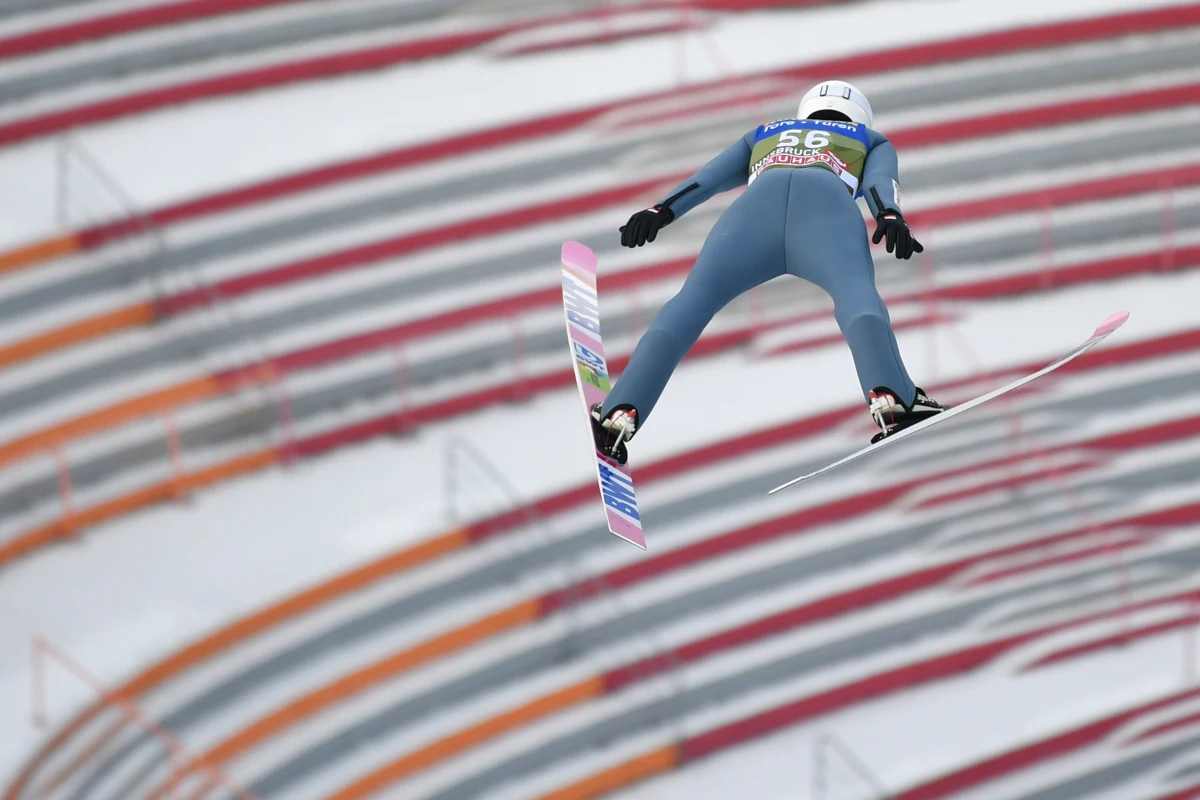 Polscy skoczkowie powalczą dzisiaj w trzecim konkursie Turnieju Czterech Skoczni: w austriackim Innsbrucku. Nadzieje kibiców są niemałe. Dość powiedzieć, że w ostatniej odsłonie prestiżowego cyklu – w Garmisch-Partenkirchen – triumfował Dawid Kubacki, trzeci był Piotr Żyła, a czwarty Kamil Stoch. Ten ostatni wskoczył na podium również w Oberstdorfie, gdzie był drugi.