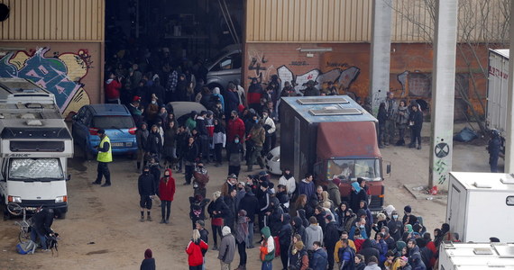 Nawet 1000 osób bawiło się na noworocznej imprezie w Barcelonie, mimo obowiązujących w tym kraju restrykcji koronawirusowych. Jak podają hiszpańskie media, policja wkroczyła i zamknęła rave dopiero 36 godzin po pierwszych sygnałach od mieszkańców okolicznych domów. 