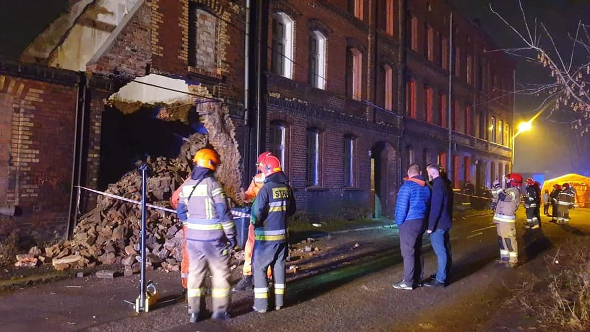 Kilkudziesięciu strażaków uczestniczyło w nocnej akcji po zawaleniu się fragmentu ściany, będącej pozostałością wyburzonego budynku w Świętochłowicach w woj. śląskim. Nie było osób poszkodowanych. Ośmioro lokatorów sąsiedniej kamienicy spędziło noc u rodziny lub znajomych.