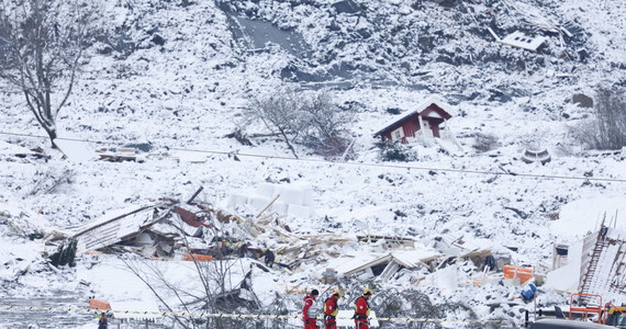 Kilka dni po osunięciu ziemi w miejscowości Ask w Norwegii służby ratunkowe odnalazły ciała sześciu ofiar. Poszukiwane są cztery osoby. Nikt w Ask nie traci nadziei na odnalezienie ich żywych. 