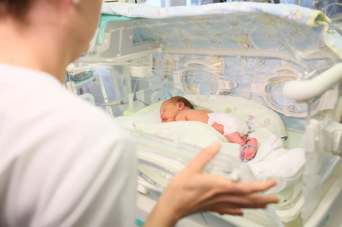 Rodzice wcześniaków zostaną zaszczepieni na Covid-19 razem z medykami w etapie zero. To odpowiedź Ministerstwa Zdrowia na apel Fundacji Koalicja dla Wcześniaka. "Rodzice wcześniaków mogliby być zaszczepieni w tym samym czasie, co personel neonatologiczny w szpitalach, w których przebywają osamotnieni najmniejsi bohaterowie tej pandemii - wcześniaki" - pisali w petycji.