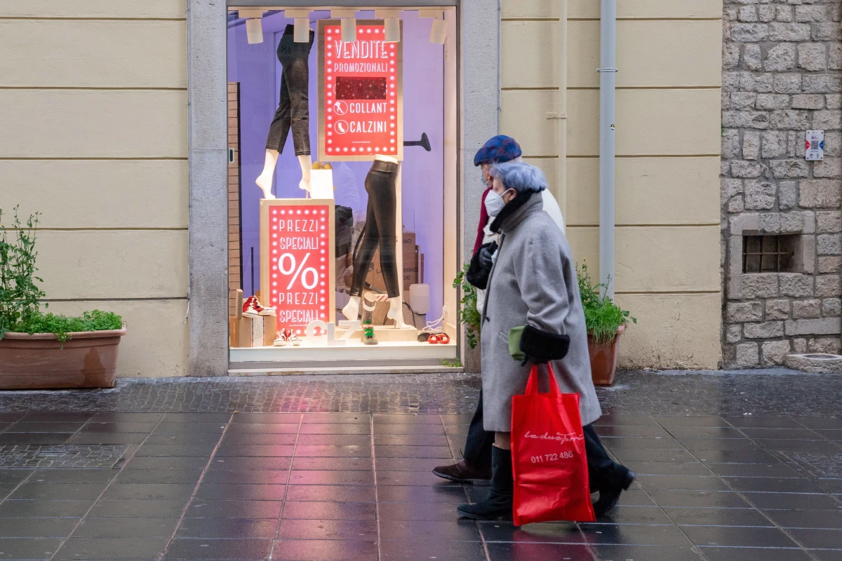 Brytyjski premier Boris Johnson ostrzegł, że w związku z rozprzestrzenianiem się nowej odmiany koronawirusa mogą być konieczne jeszcze ostrzejsze restrykcje w kraju. Nie wykluczył też ponownego zamknięcia szkół.